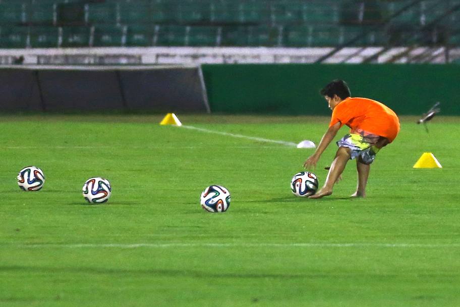 Singolare invasione di campo al Guarani Stadium: durante un allenamento della Nigeria un gruppo di ragazzini cerca di impadronirsi dei palloni ufficiali dei Mondiali, il Brazuca (Olycom)